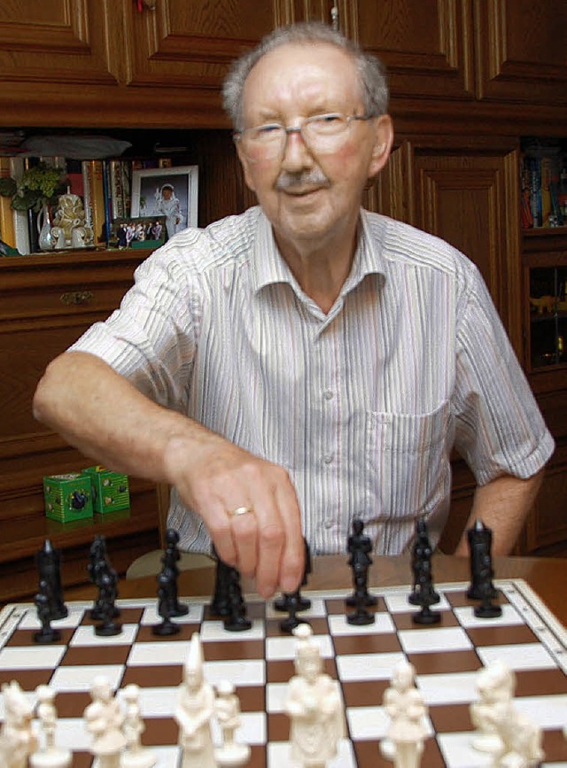 <Bildtext>Golf und Schach spielt  Karl Schnepf, der heute 80 wird.  </Bildtext>  | Foto: Karin Maier