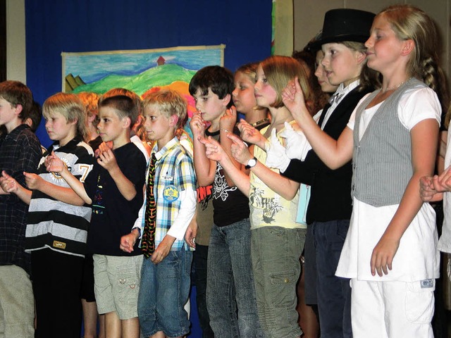 Die Kinder boten bei  ihrer Abschlussfeier Lieder und Sketche.   | Foto: Schtz