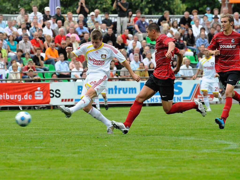 Toni Kroos erzielt das 1:0 fr Bayer Leverkusen. Cha und Schuster kommen zu spt (von links).