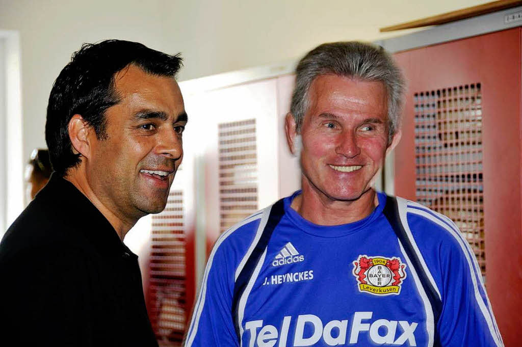 Robin Dutt und Bayer-Trainer Jupp Heynckes im Gesprch.