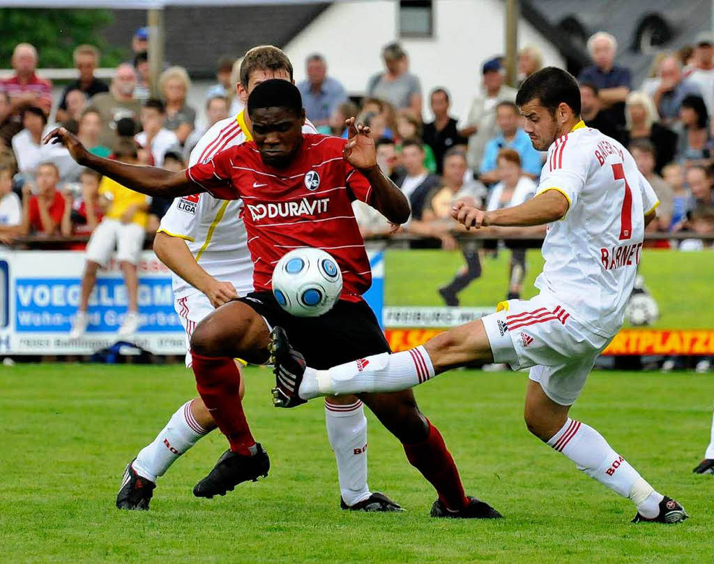 Tranquillo Barnetta (r) gegen Cedrick Makiadi (M)