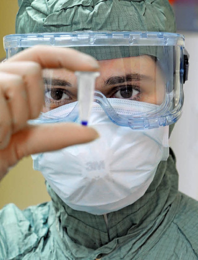 Eine Laborantin kontrolliert einen Imp... die sogenannte Schweinegrippe H1N1.    | Foto: dpa