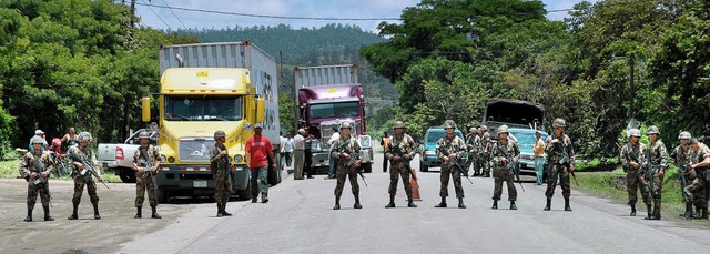 Soldaten warten an  der Grenze. Sie so... nach Honduras einzudringen versucht.   | Foto: AFP