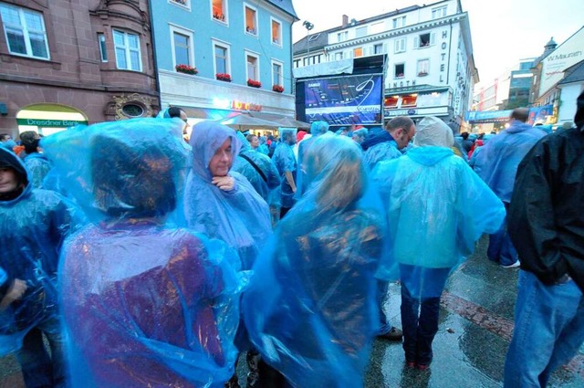 Blaue Regencapes waren erste Wahl beim Konzert von Tracy Chapman  | Foto: Barbara Ruda