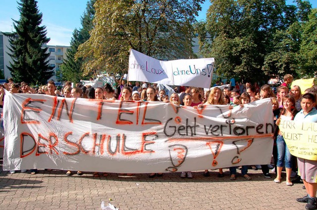 Mehrere Hundert Schler der Realschule...rsetzung von Lehrer Laux demonstriert.  | Foto: Dominik Teuber