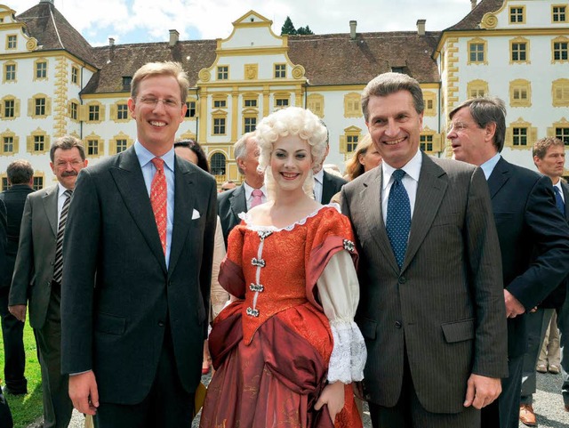Bernhard Prinz von Baden, eine im Baro...inks) posieren  vor dem Schloss Salem.  | Foto: dpa