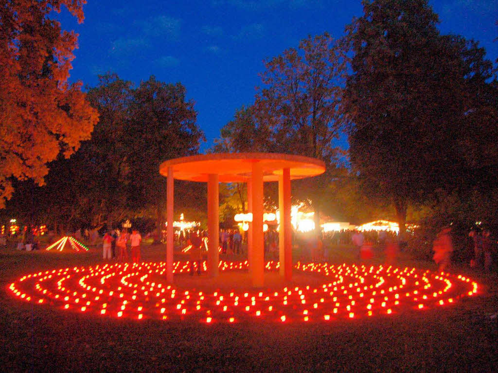 Es funkelte und blitzte berall im Bad Krozinger Kurpark. 10 000 Lichter und ebensoviele Besucher lieen das Lichterfest zum groen Event werden.