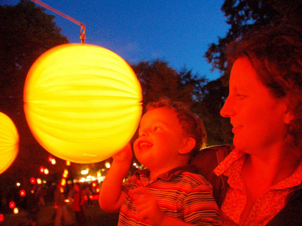 Es funkelte und blitzte berall im Bad Krozinger Kurpark. 10 000 Lichter und ebensoviele Besucher lieen das Lichterfest zum groen Event werden.