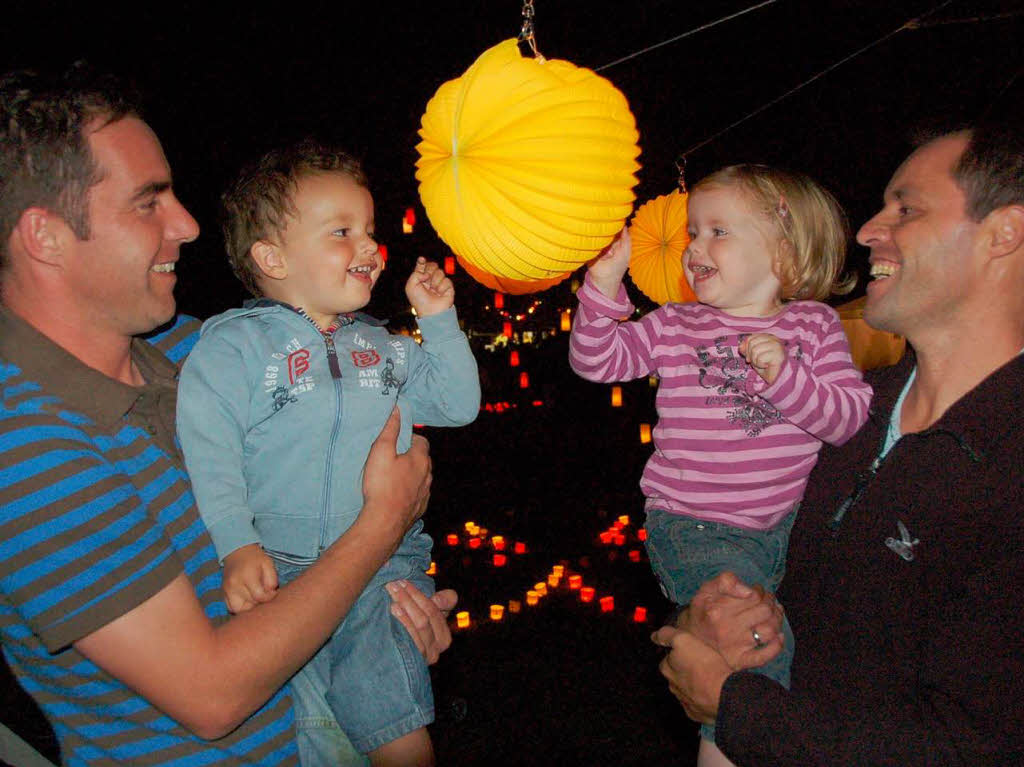 Es funkelte und blitzte berall im Bad Krozinger Kurpark. 10 000 Lichter und ebensoviele Besucher lieen das Lichterfest zum groen Event werden.