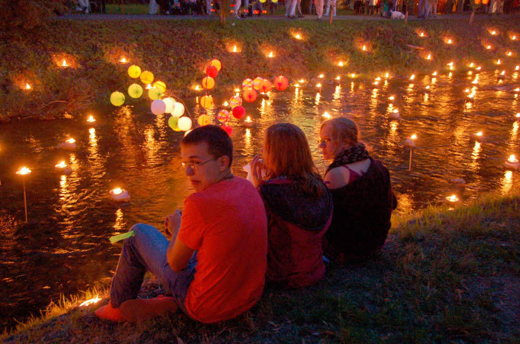 Es funkelte und blitzte berall im Bad Krozinger Kurpark. 10 000 Lichter und ebensoviele Besucher lieen das Lichterfest zum groen Event werden.