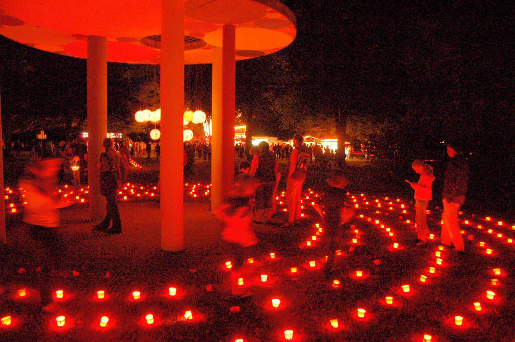 Es funkelte und blitzte berall im Bad Krozinger Kurpark. 10 000 Lichter und ebensoviele Besucher lieen das Lichterfest zum groen Event werden.