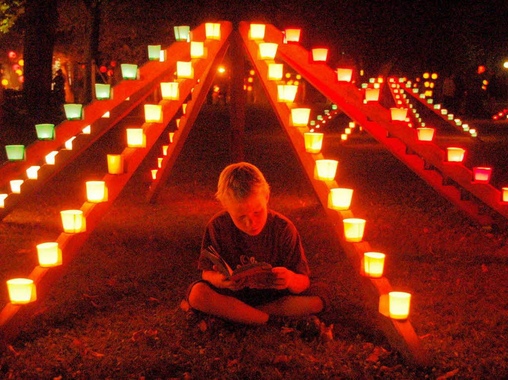 Es funkelte und blitzte berall im Bad Krozinger Kurpark. 10 000 Lichter und ebensoviele Besucher lieen das Lichterfest zum groen Event werden.