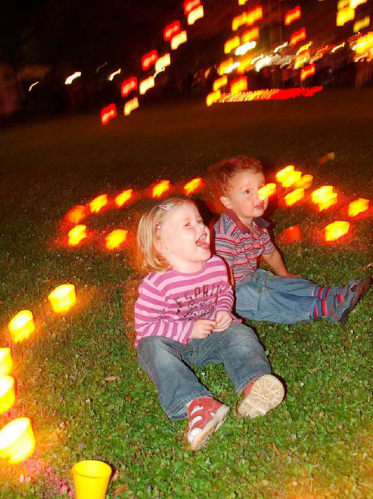 Es funkelte und blitzte berall im Bad Krozinger Kurpark. 10 000 Lichter und ebensoviele Besucher lieen das Lichterfest zum groen Event werden.