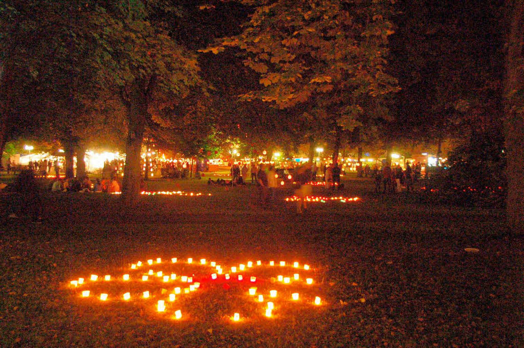 Es funkelte und blitzte berall im Bad Krozinger Kurpark. 10 000 Lichter und ebensoviele Besucher lieen das Lichterfest zum groen Event werden.