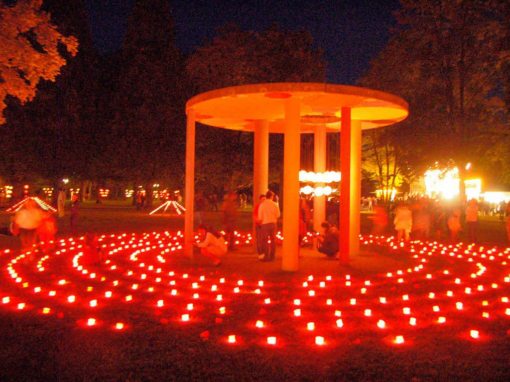 Es funkelte und blitzte berall im Bad Krozinger Kurpark. 10 000 Lichter und ebensoviele Besucher lieen das Lichterfest zum groen Event werden.