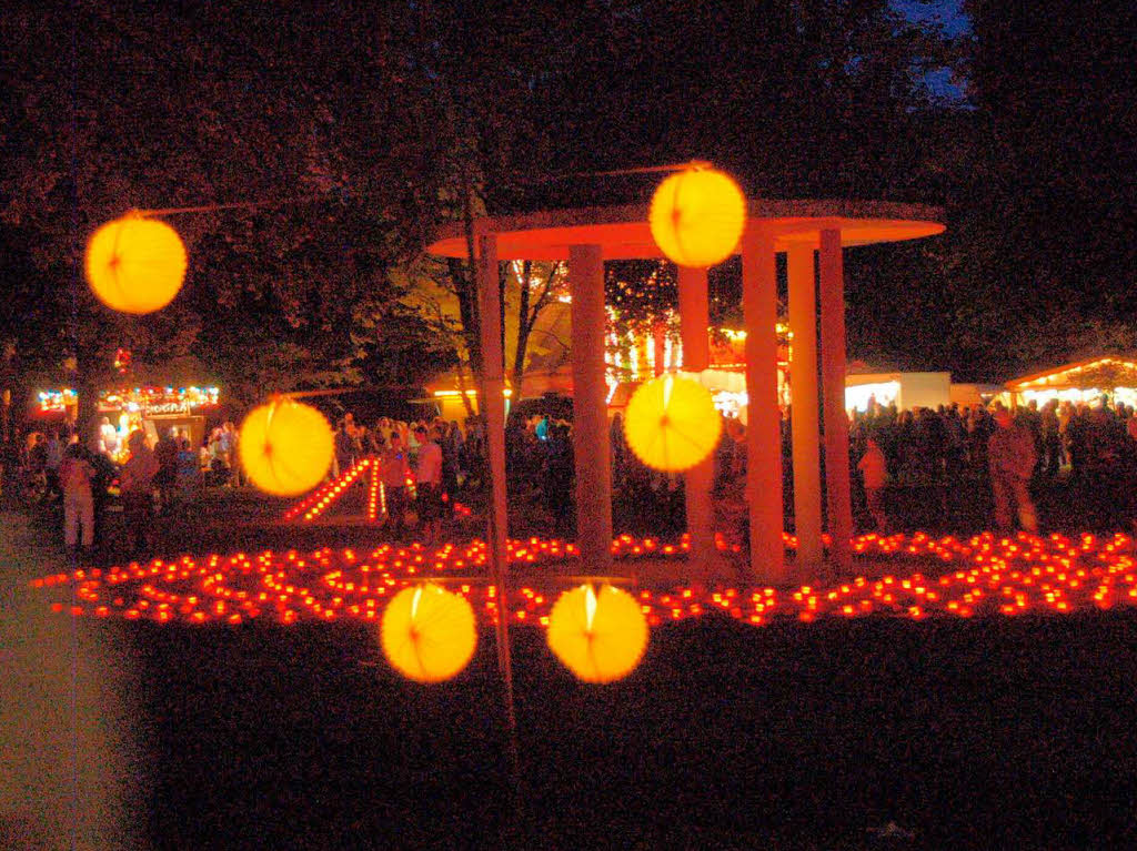 Es funkelte und blitzte berall im Bad Krozinger Kurpark. 10 000 Lichter und ebensoviele Besucher lieen das Lichterfest zum groen Event werden.