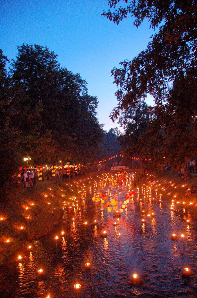 Es funkelte und blitzte berall im Bad Krozinger Kurpark. 10 000 Lichter und ebensoviele Besucher lieen das Lichterfest zum groen Event werden.