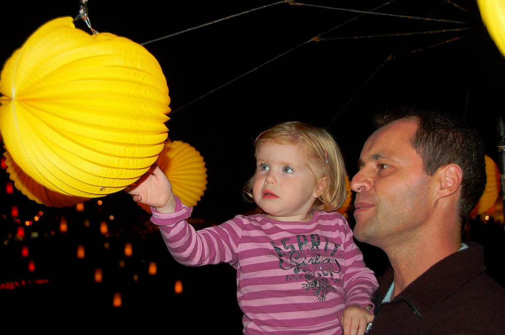 Es funkelte und blitzte berall im Bad Krozinger Kurpark. 10 000 Lichter und ebensoviele Besucher lieen das Lichterfest zum groen Event werden.