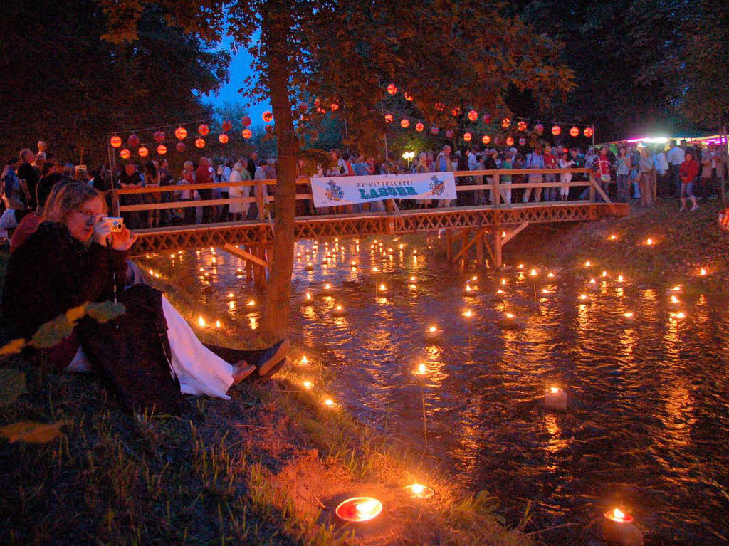 Es funkelte und blitzte berall im Bad Krozinger Kurpark. 10 000 Lichter und ebensoviele Besucher lieen das Lichterfest zum groen Event werden.