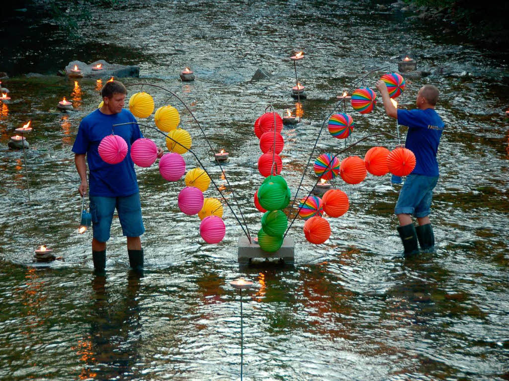 Es funkelte und blitzte berall im Bad Krozinger Kurpark. 10 000 Lichter und ebensoviele Besucher lieen das Lichterfest zum groen Event werden.