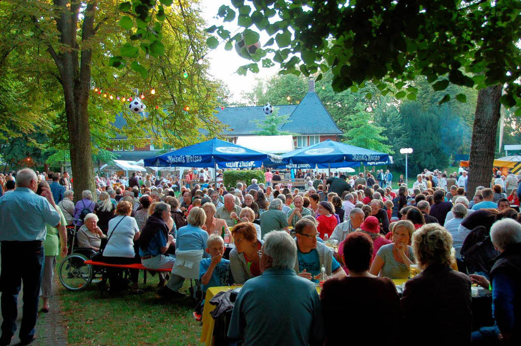 Es funkelte und blitzte berall im Bad Krozinger Kurpark. 10 000 Lichter und ebensoviele Besucher lieen das Lichterfest zum groen Event werden.