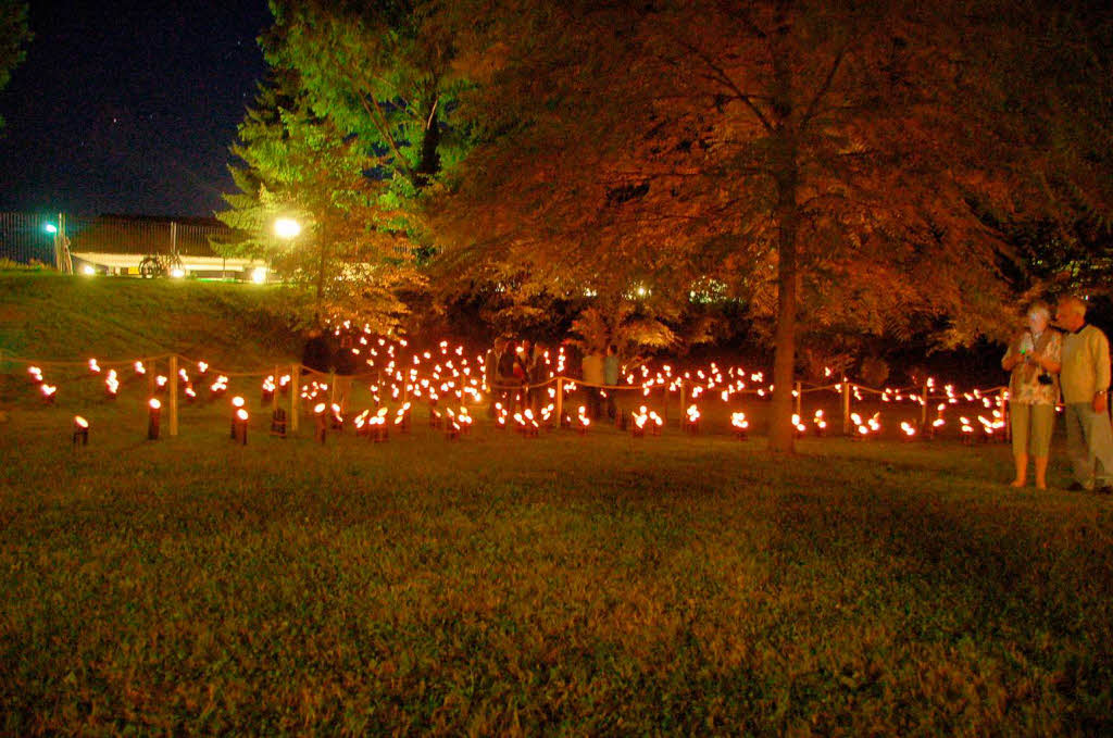 Es funkelte und blitzte berall im Bad Krozinger Kurpark. 10 000 Lichter und ebensoviele Besucher lieen das Lichterfest zum groen Event werden.