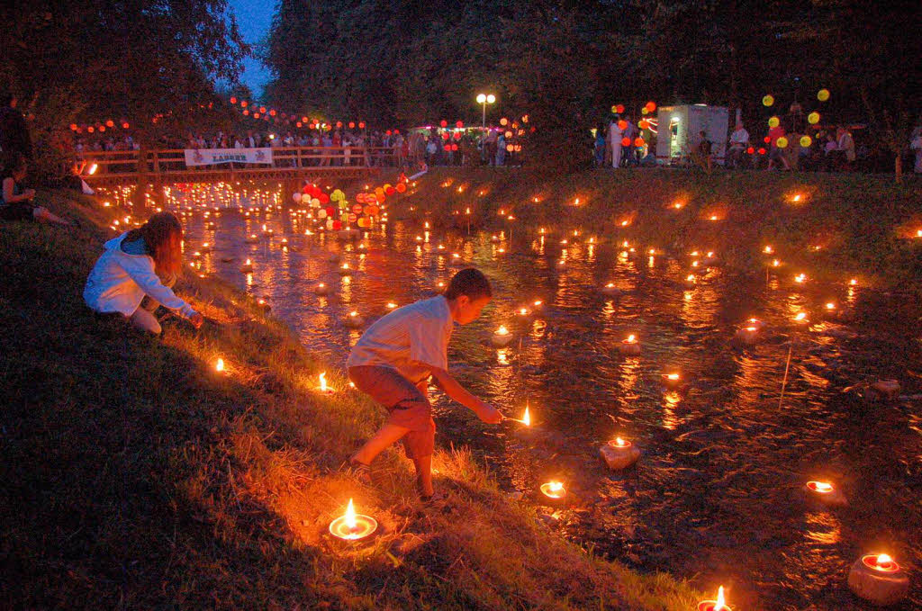 Es funkelte und blitzte berall im Bad Krozinger Kurpark. 10 000 Lichter und ebensoviele Besucher lieen das Lichterfest zum groen Event werden.