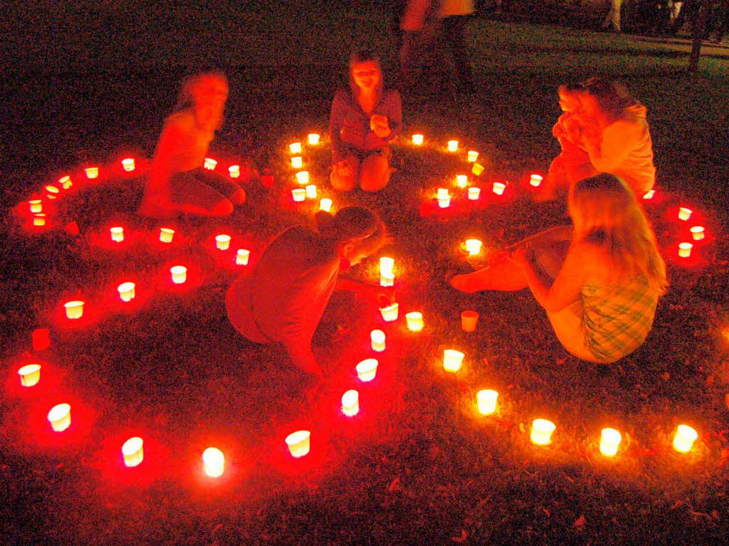 Es funkelte und blitzte berall im Bad Krozinger Kurpark. 10 000 Lichter und ebensoviele Besucher lieen das Lichterfest zum groen Event werden.