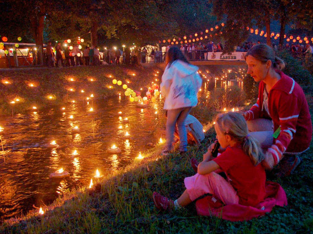 Es funkelte und blitzte berall im Bad Krozinger Kurpark. 10 000 Lichter und ebensoviele Besucher lieen das Lichterfest zum groen Event werden.