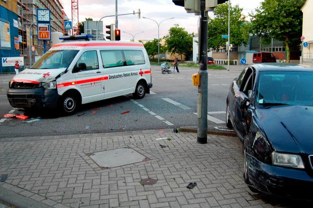 Der schwarze Audi stie mit dem  Rettungswagen zusammen.  | Foto: Stefan Merkle