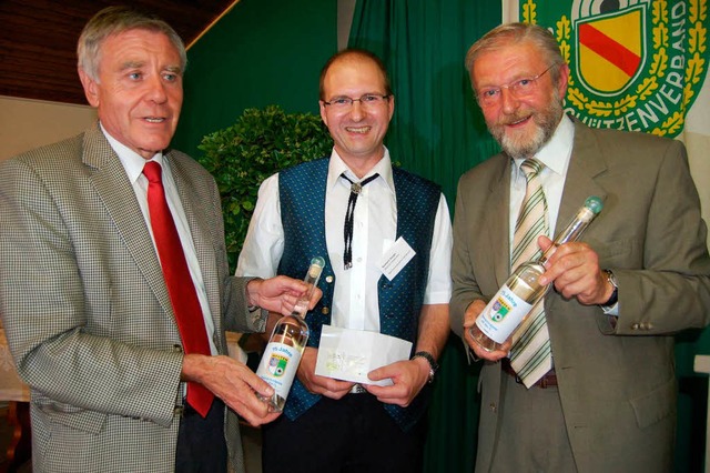 Vorsitzender Reinhard Knispel (Mitte) ... &#8222;Hertener Bierschnpsli&#8220;.  | Foto: Petra Mller