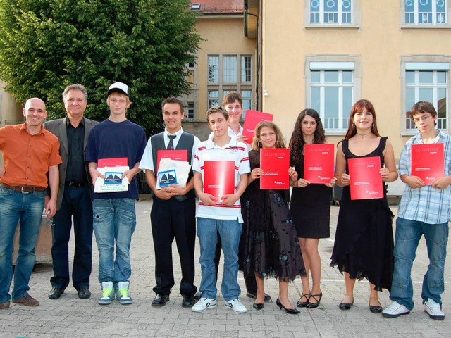 Klassenlehrer Klaus Schulz (links) und... berreichten die  Abschlusszeugnisse.  | Foto: Alexander Gbel