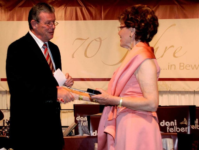 Mit der Ehrenmedaille der Gemeinde Gra...ister Erich Kiefer Marlene Rhle  aus.  | Foto: Chris Seifried