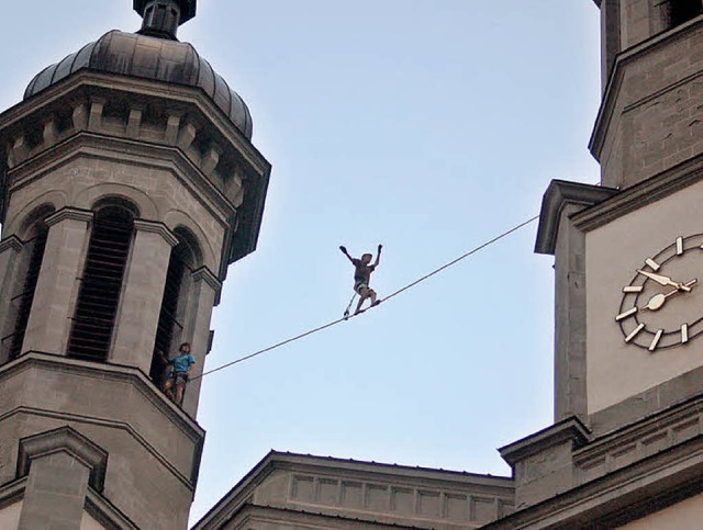 Rund 50 Meter ber dem Todnauer Marktp...men gespannte &#8222;Slackline&#8220;.  | Foto: Thomas Frank