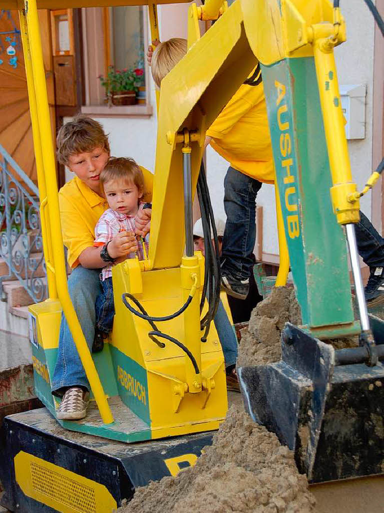 Dieser kleine Mann konzentrierte sich ganz aufs Baggerfahren.