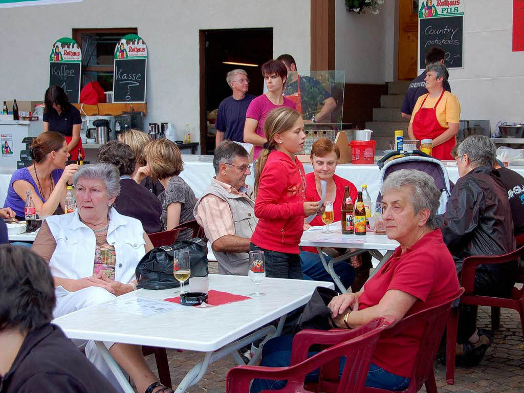 Sitzen und genieen: Mglichkeiten dazu gab’s beim Schlossfest zuhauf.