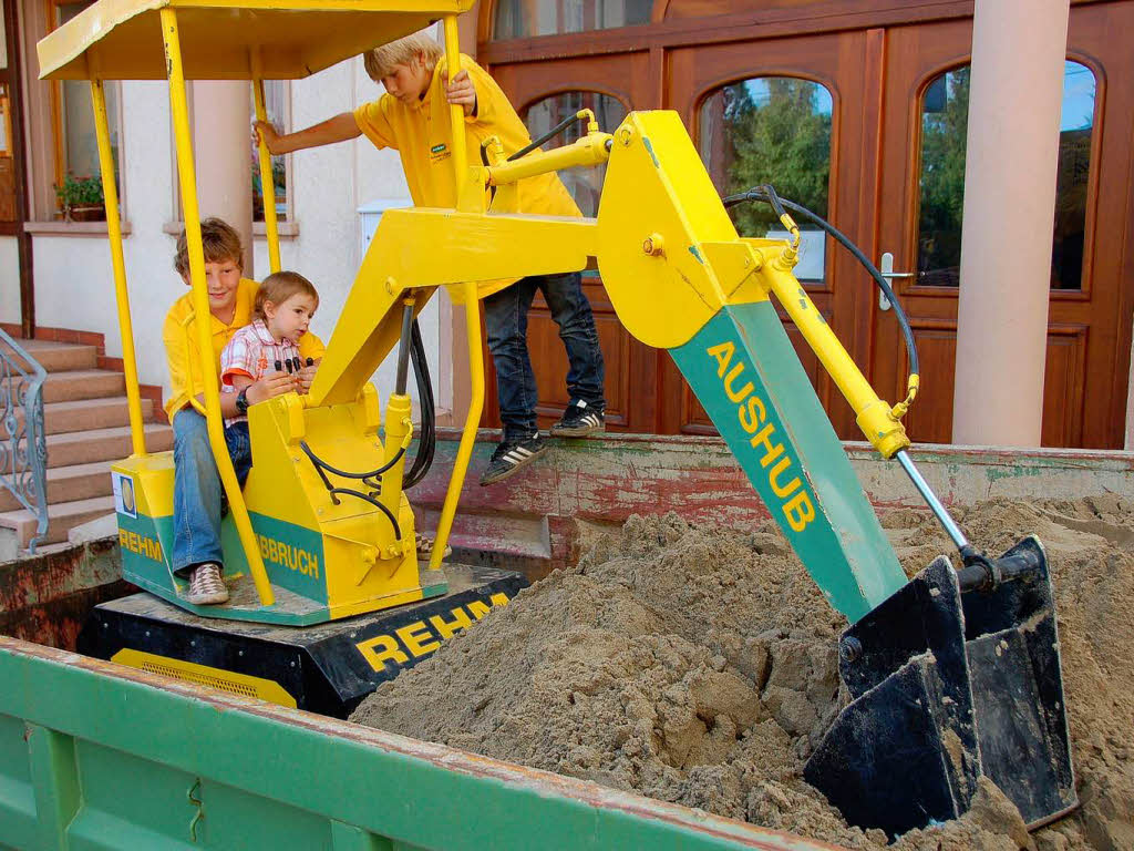 „Sandeln“ in anderer Form, das konnten die Kinder mit dem Minibagger.