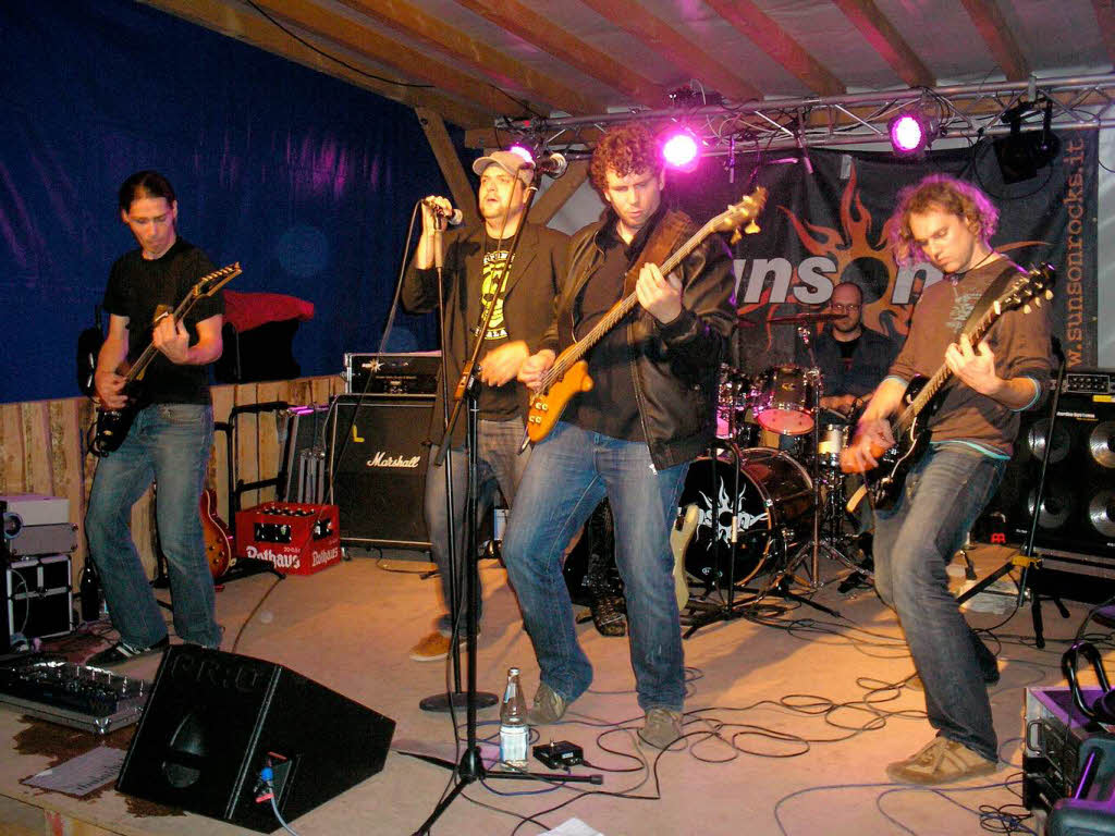 Einen rockigen Sound boten die fnf Freiburger Jungs der Band „SunsoN“ auf der Folktreffbhne bei den Pfadfindern.