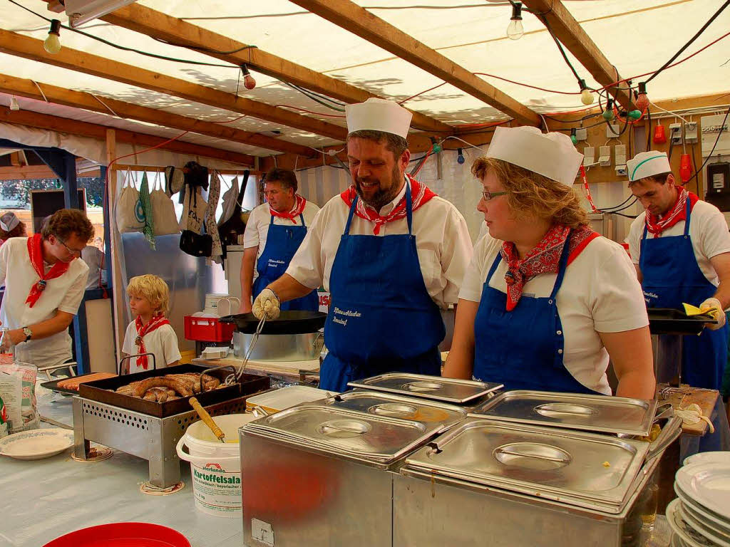 Brgermeister in Aktion: Am Grill der Pflumeschlucker machte Michael Scharf eine gute Figur.