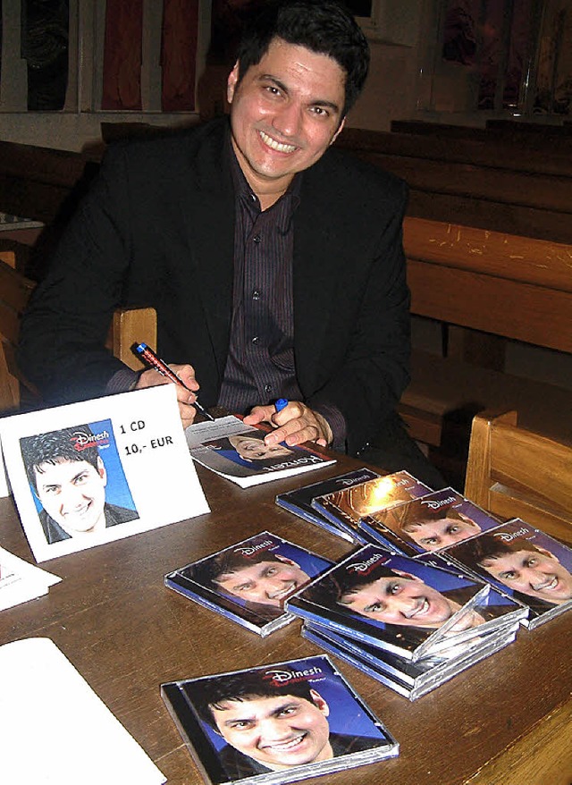 Dinesh Dabholkar signierte nach seinem...ertdebt in  Wollbach gern noch  CDs.   | Foto: Roswitha Frey