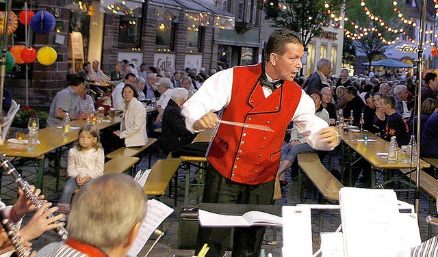 Dirigent Christian Warth unterhielt mi...kern  die Besucher beim Lichterfest.    | Foto: Heidi Fssel