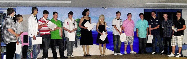 Alle 14 Schler haben ihr Abschlusszeugnis in der Hand.   | Foto: Schule