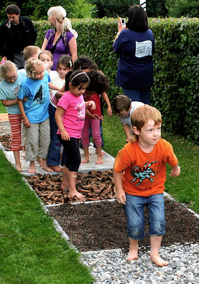 Sind so kleine Fe, und die drfen im...kindergarten barfu den Weg erspren.   | Foto: H.  Fabry