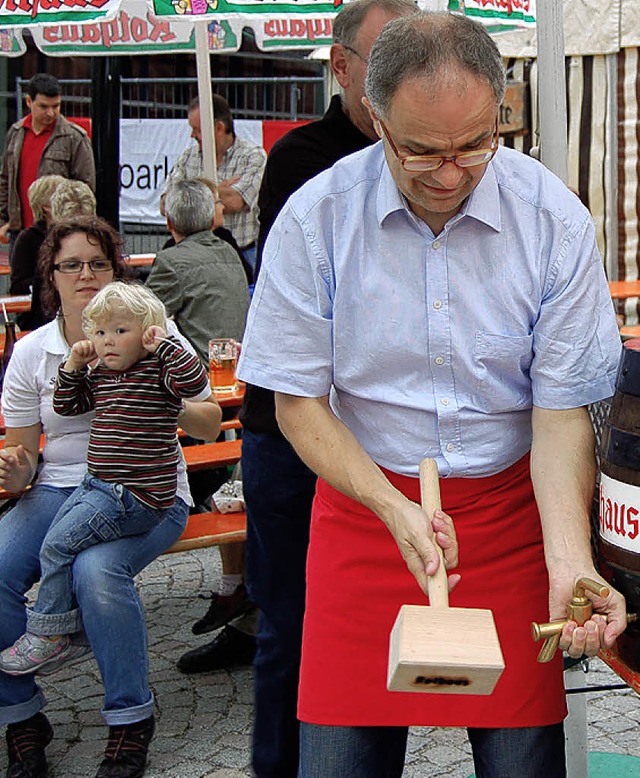 Brgermeister Rmmele beim Fassanstich...en Standort des Zeller Stdtlifestes.   | Foto: Paul Berger