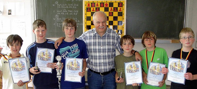 Helmuth Pfefferle mit  den besten Scha...der Schach-AG am Gymnasium Schnau.     | Foto: Kristin Fritz