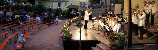 Gtz Ertle und seine JMS-Bigband wolle...assen. Der Regen war zunchst dagegen.  | Foto: Marion Pfordt