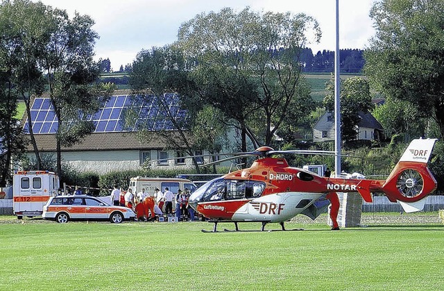 Ein Rettungshubschrauber und Notrzte ...n  Rennfahrer schwer verletzt hatten.   | Foto: Bertsche