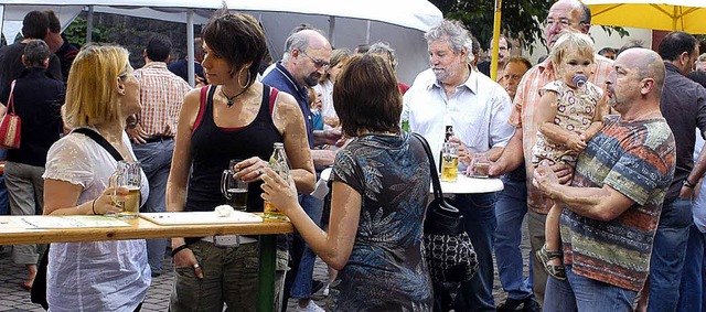 Die vielen Besucher im Rathaushof lieen es sich gut gehen.  | Foto: wk