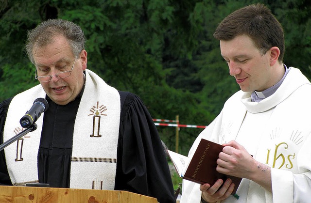 Der evangelische Pfarrer Wilhelm Brgg... Vikar Thomas Huber segneten das Bad.   | Foto: Michael Gottstein