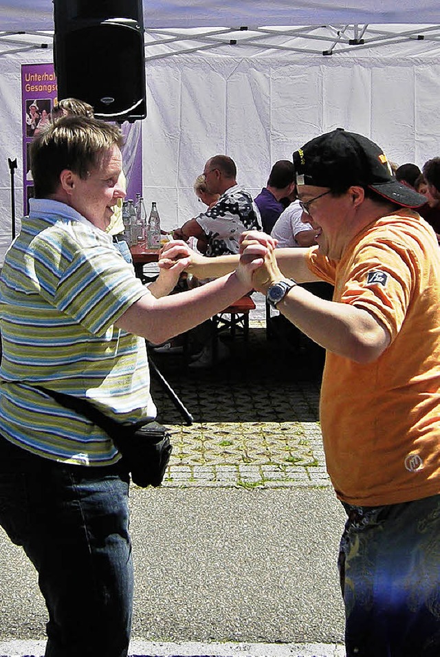 Zur Musik des Duos Rhydego wurde beim ... Diakonie in flingen krftig getanzt.  | Foto: Heike Armbruster